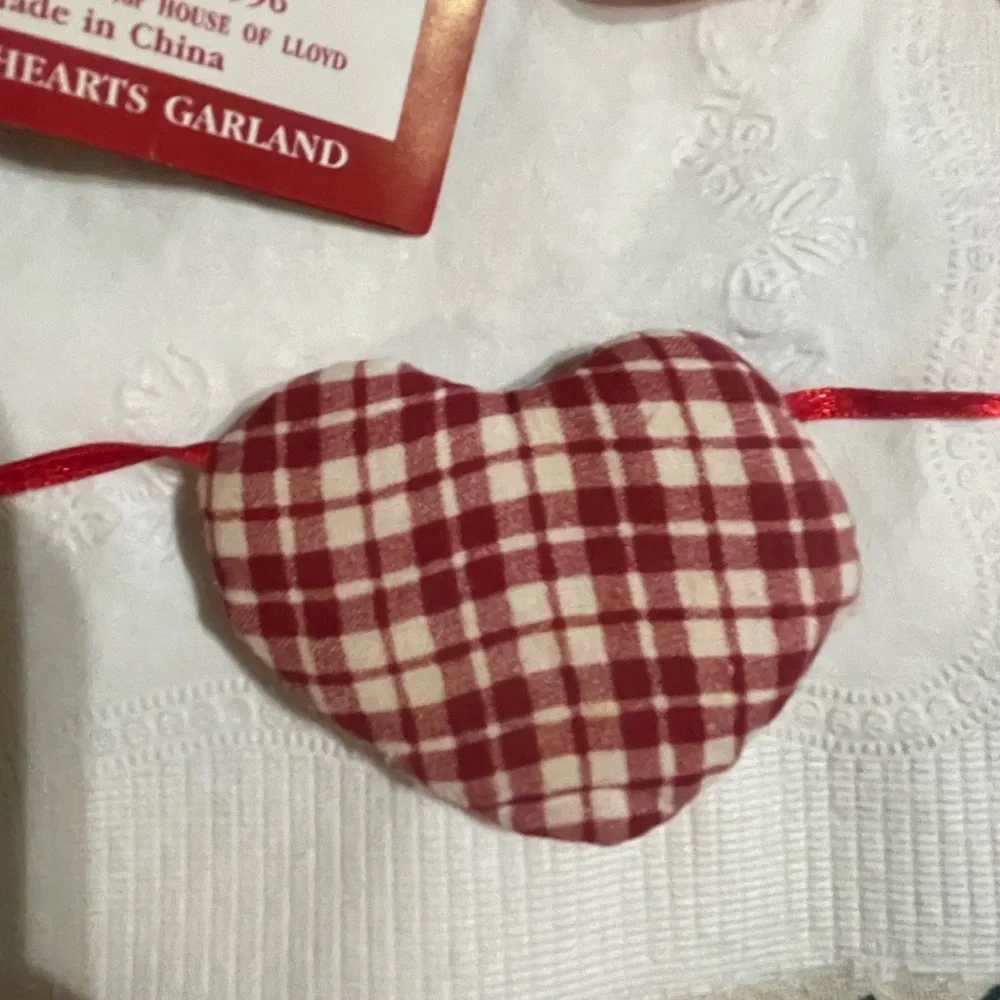 Vintage Charming Red and White Holiday Garland